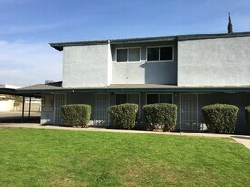 4704 Planz Rd in Bakersfield, CA - Building Photo