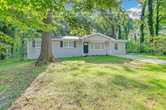 7110 Carolyn Cir in Lithia Springs, GA - Foto de edificio - Building Photo