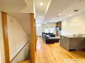 98 L St, Unit 1 in Boston, MA - Foto de edificio - Building Photo