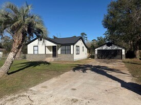 340 Meadow Dr in Bridge City, TX - Building Photo