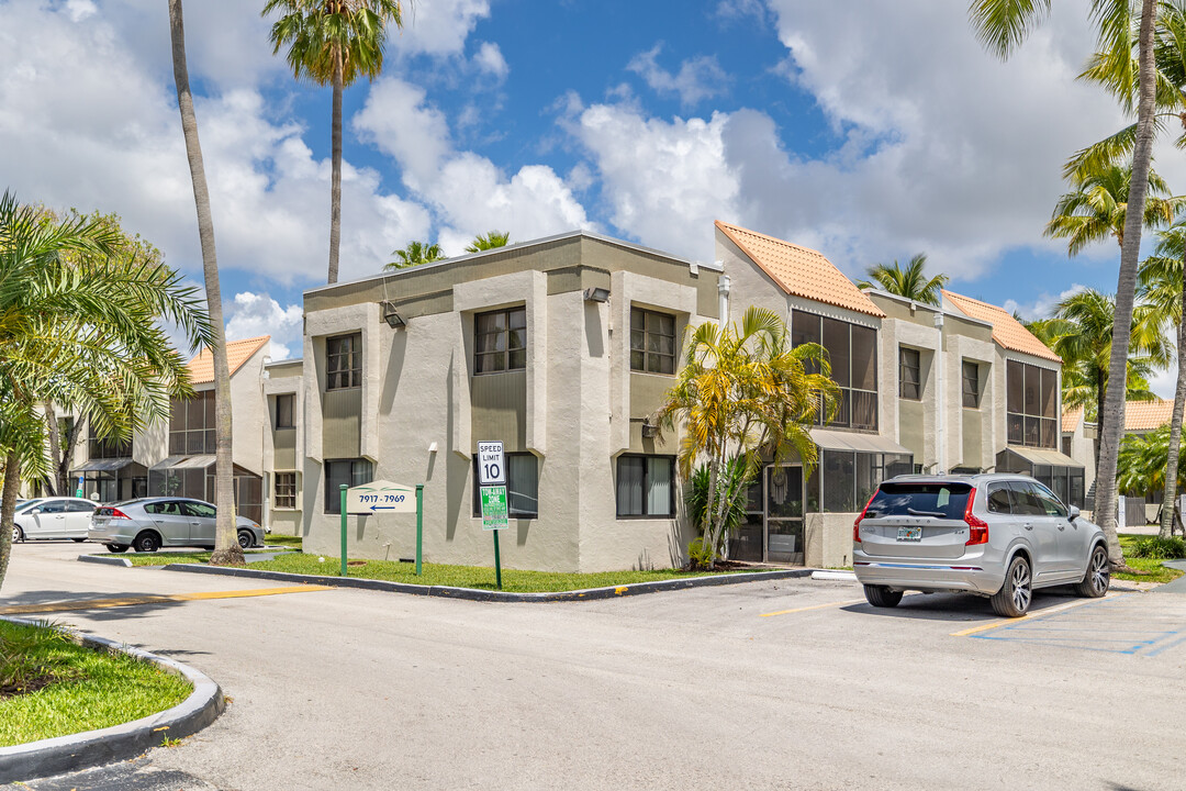 Venetian Palms and Village at the Falls in Miami, FL - Building Photo