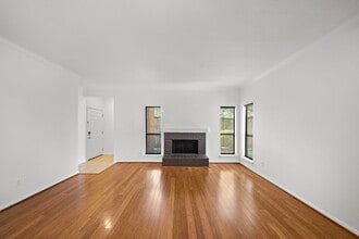 714 Bering Dr, Unit #714E in Houston, TX - Foto de edificio - Building Photo