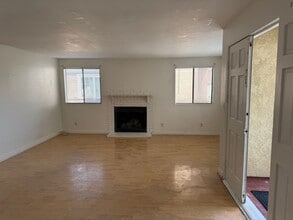 13607 Charlemagne Ave in Bellflower, CA - Foto de edificio - Building Photo