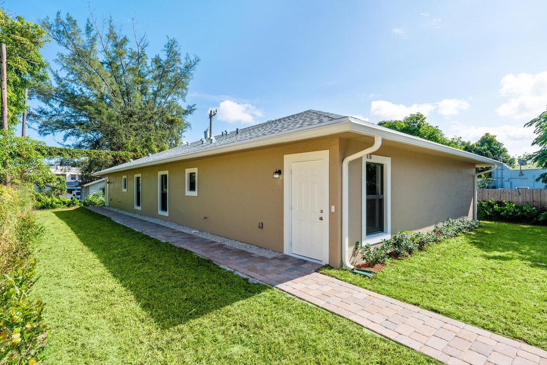 616 S Pine St in Lake Worth, FL - Building Photo