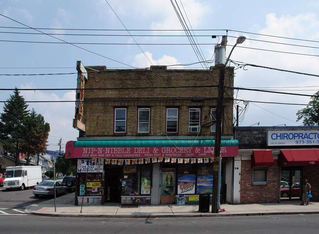 1158-1160 Stuyvesant Ave in Irvington, NJ - Foto de edificio - Building Photo