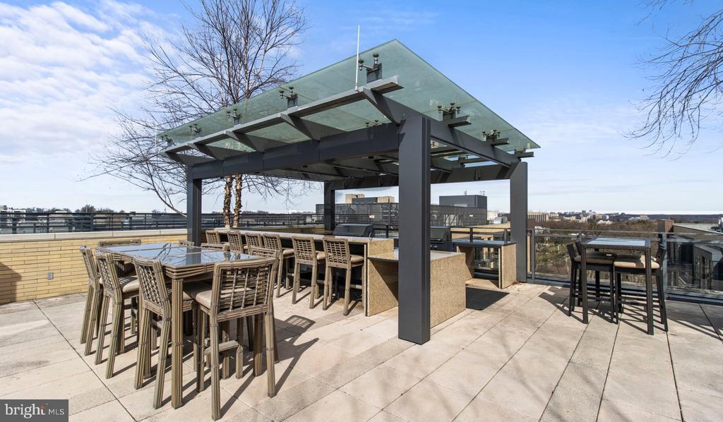 2 Wisconsin Ave in Bethesda, MD - Building Photo