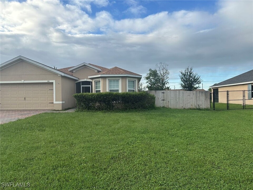 216 SW 21st Ln in Cape Coral, FL - Foto de edificio