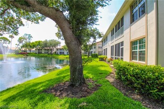 5632 Whisperwood Blvd in Naples, FL - Foto de edificio - Building Photo