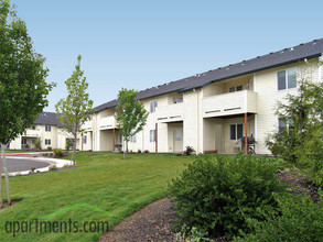 Victoria Place Apartments in Dallas, OR - Building Photo - Building Photo