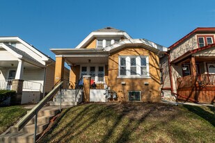 2213 S 72nd St in West Allis, WI - Building Photo