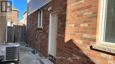 325 Trudeau Dr in Milton, ON - Building Photo - Building Photo