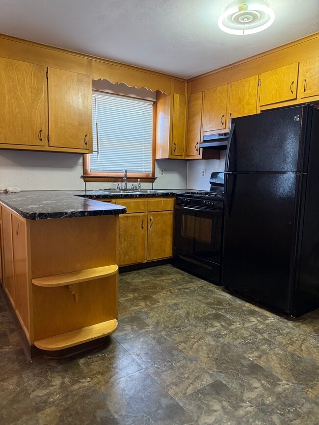 72 Victoria Rd in New Britain, CT - Building Photo - Building Photo