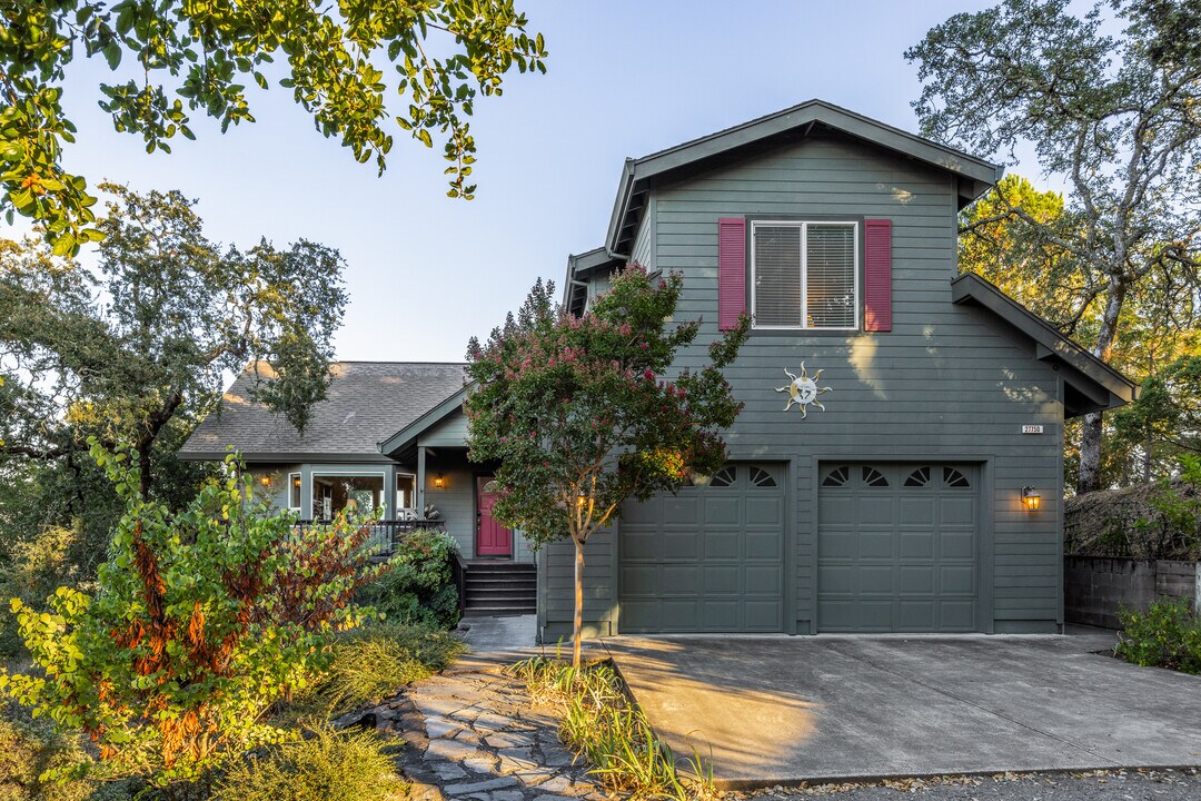 27750 Asti Rd in Cloverdale, CA - Building Photo