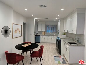 6043 S Garth Ave in Los Angeles, CA - Building Photo - Building Photo