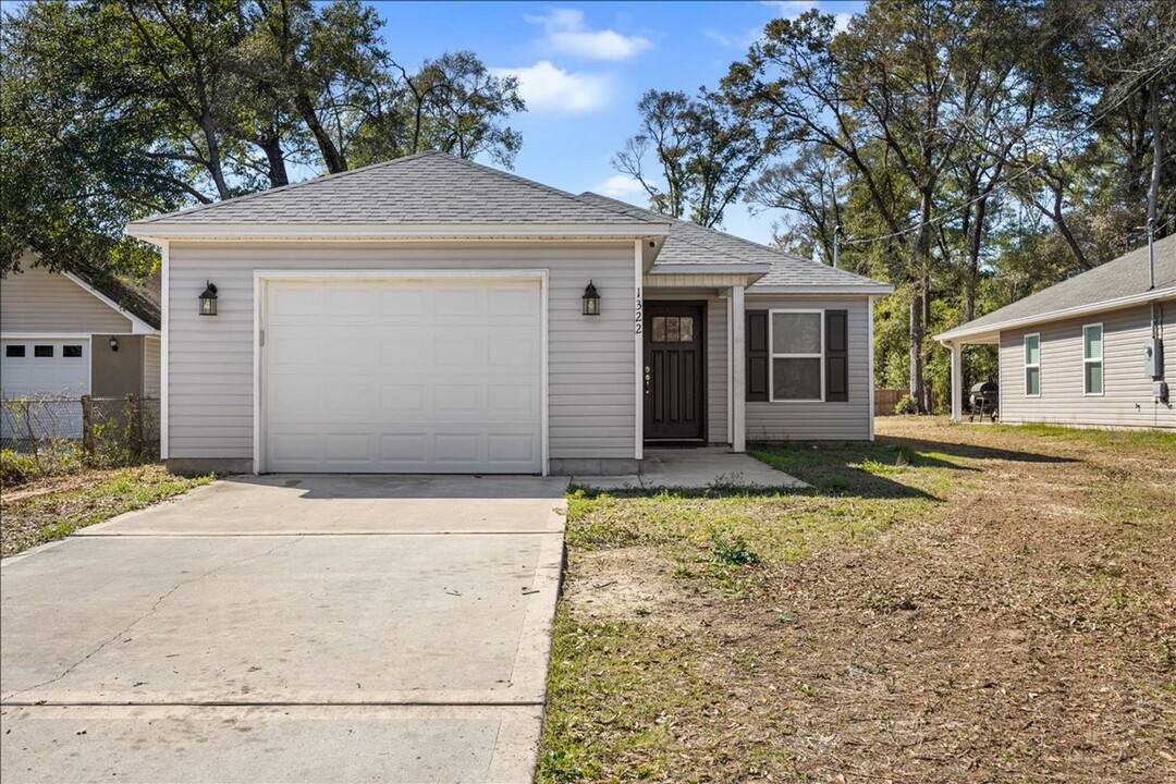 1322 N Pearl St in Crestview, FL - Building Photo
