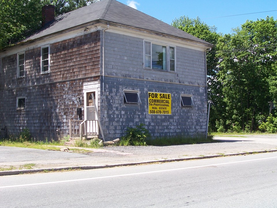 418 Wilbur Ave in Swansea, MA - Foto de edificio