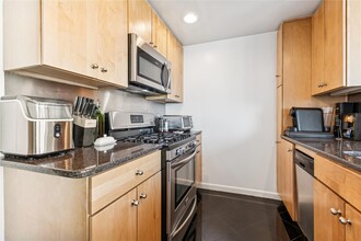 4-74-74 48th Ave in Queens, NY - Foto de edificio - Building Photo