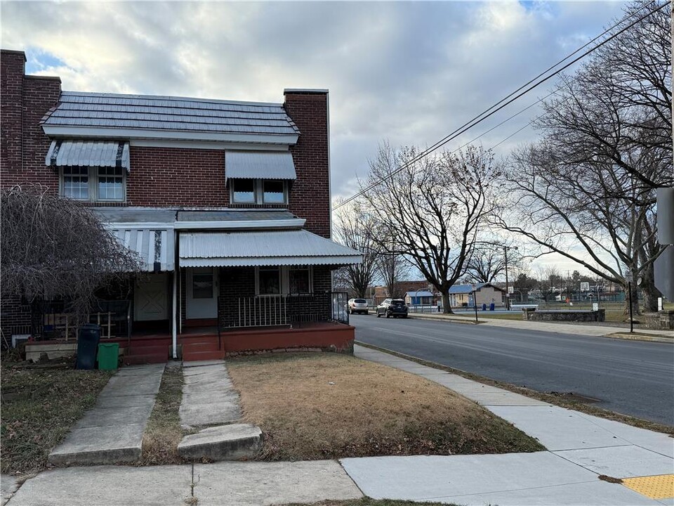 664 N Jerome St in Allentown, PA - Foto de edificio