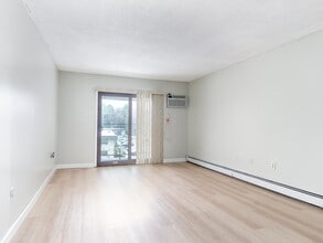 8 Strawberry Bank Rd in Nashua, NH - Building Photo - Building Photo