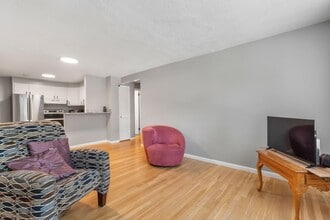 99 Cluff Crossing Rd in Salem, NH - Foto de edificio - Building Photo