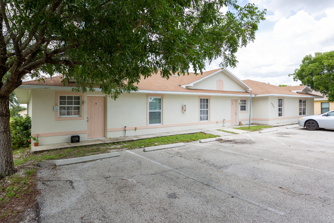 1320 SE 8th Ave in Cape Coral, FL - Building Photo