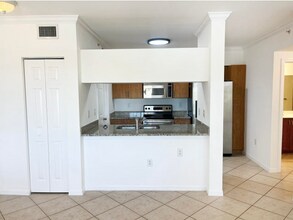 6482 Emerald Dunes Dr, Unit 302 in West Palm Beach, FL - Foto de edificio - Building Photo