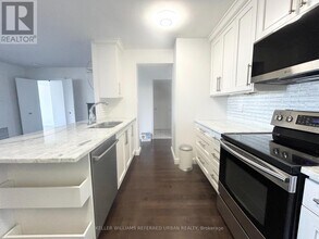633-2633 Bay St. in Toronto, ON - Building Photo - Building Photo