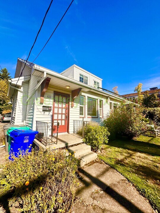627 N Sumner St in Portland, OR - Building Photo