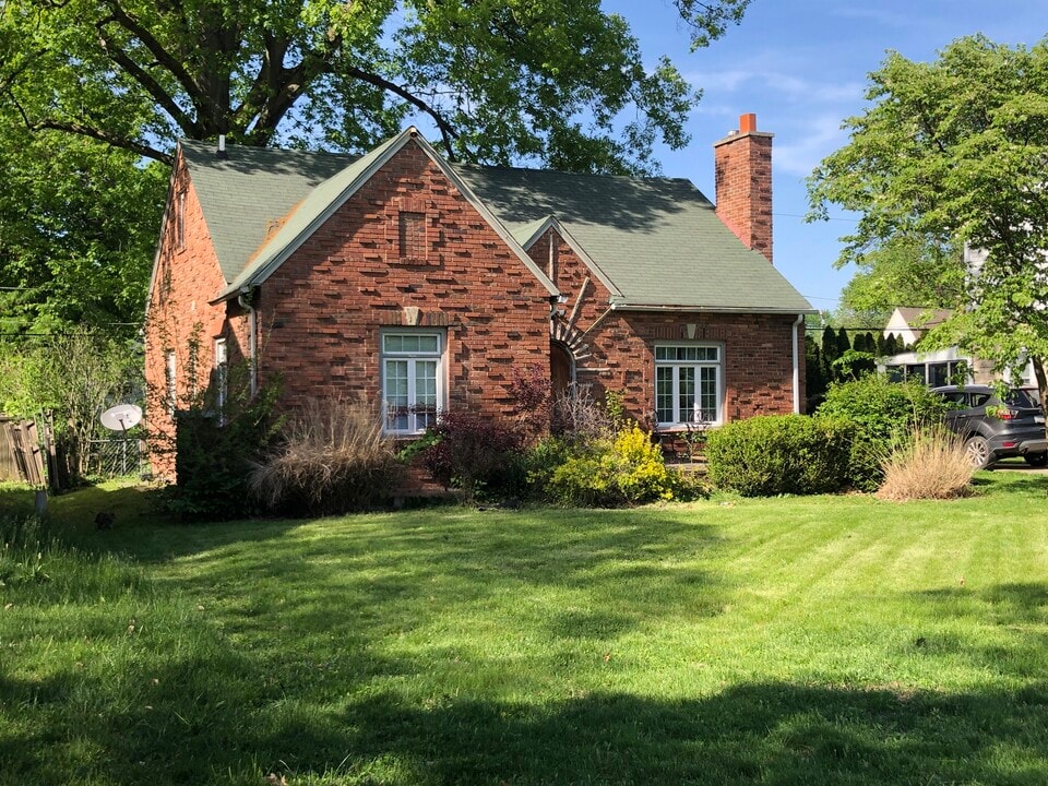 438 W 44th St in Indianapolis, IN - Building Photo
