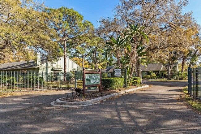 5035 Barrington Cir in Sarasota, FL - Foto de edificio - Building Photo