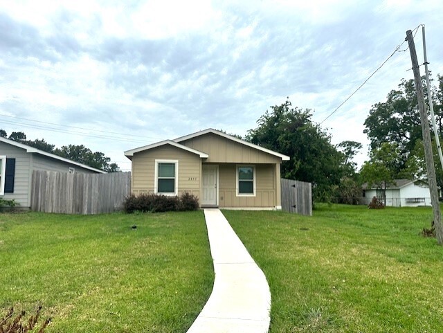 property at 2855 Golf Crest Dr