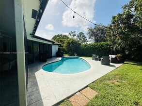 2411 NW 31st St in Boca Raton, FL - Foto de edificio - Building Photo