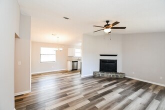 1864 Shannon Lake Dr in Middleburg, FL - Foto de edificio - Building Photo