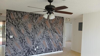 5050 25th St S in West Palm Beach, FL - Foto de edificio - Building Photo