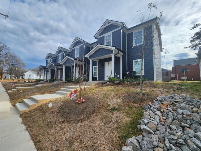 Room in Townhome on Freeze Ave NW in Concord, NC - Foto de edificio - Building Photo