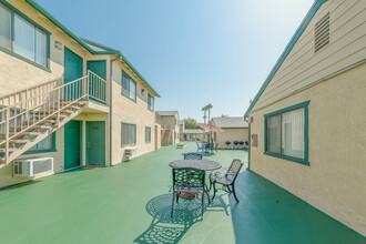 Emerald Court Apartments in Anaheim, CA - Building Photo - Building Photo