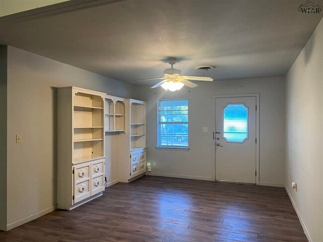 1204 E Spring St in Henrietta, TX - Building Photo - Building Photo