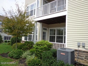 311 Mill Pond Wy in Eatontown, NJ - Foto de edificio - Building Photo