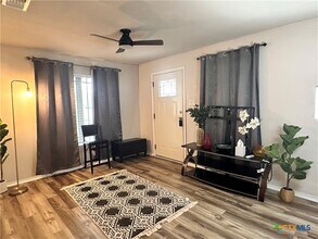 511 McKie St in San Marcos, TX - Building Photo - Building Photo