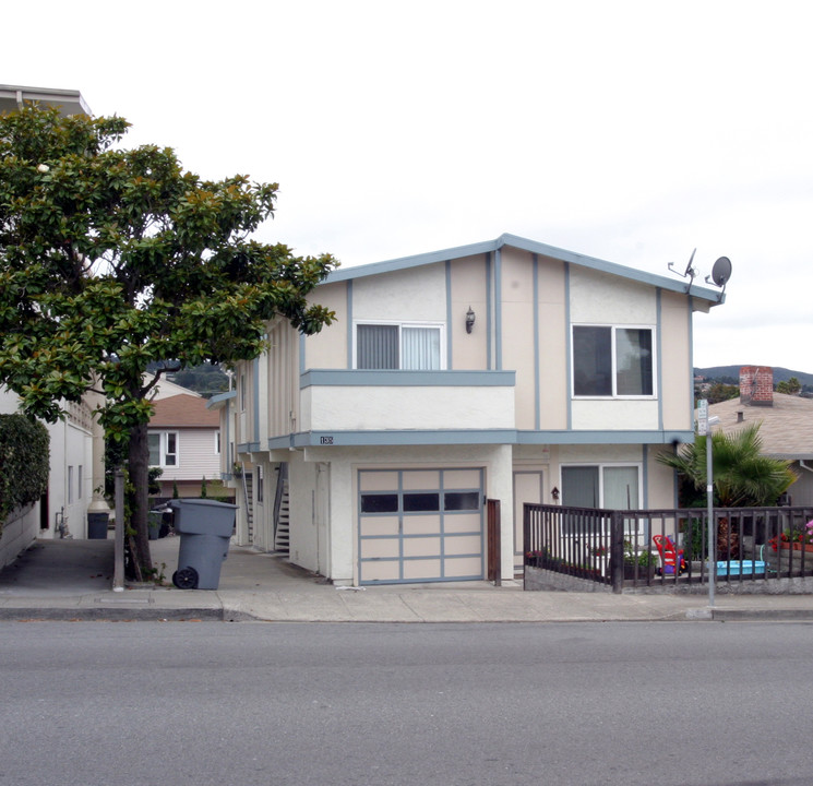 135 Magnolia Ave in Millbrae, CA - Foto de edificio