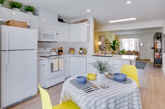 Lincoln Estates in Buena Park, CA - Building Photo - Interior Photo