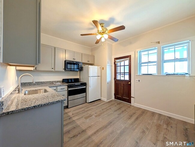 516 Main St, Unit D in New Hartford, CT - Foto de edificio - Building Photo