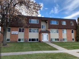 Royal Oaks 1 in West Fargo, ND - Building Photo