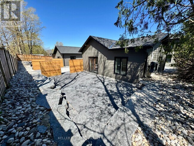 65 Holgate St in Barrie, ON - Building Photo - Building Photo