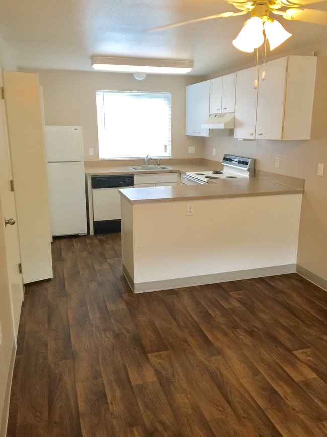 Springbrook Apartments in Newberg, OR - Building Photo - Building Photo