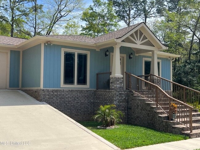 1020 Margaret St in Ocean Springs, MS - Foto de edificio - Building Photo