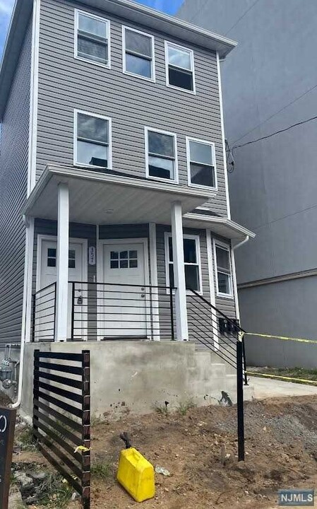 357 Hamilton Ave in Paterson, NJ - Building Photo