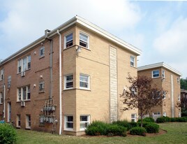 130-140 N Wolf Rd in Wheeling, IL - Building Photo