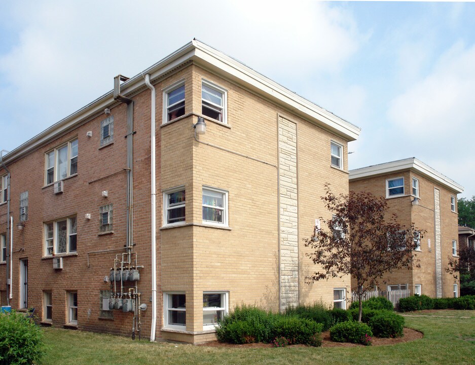 130-140 N Wolf Rd in Wheeling, IL - Building Photo