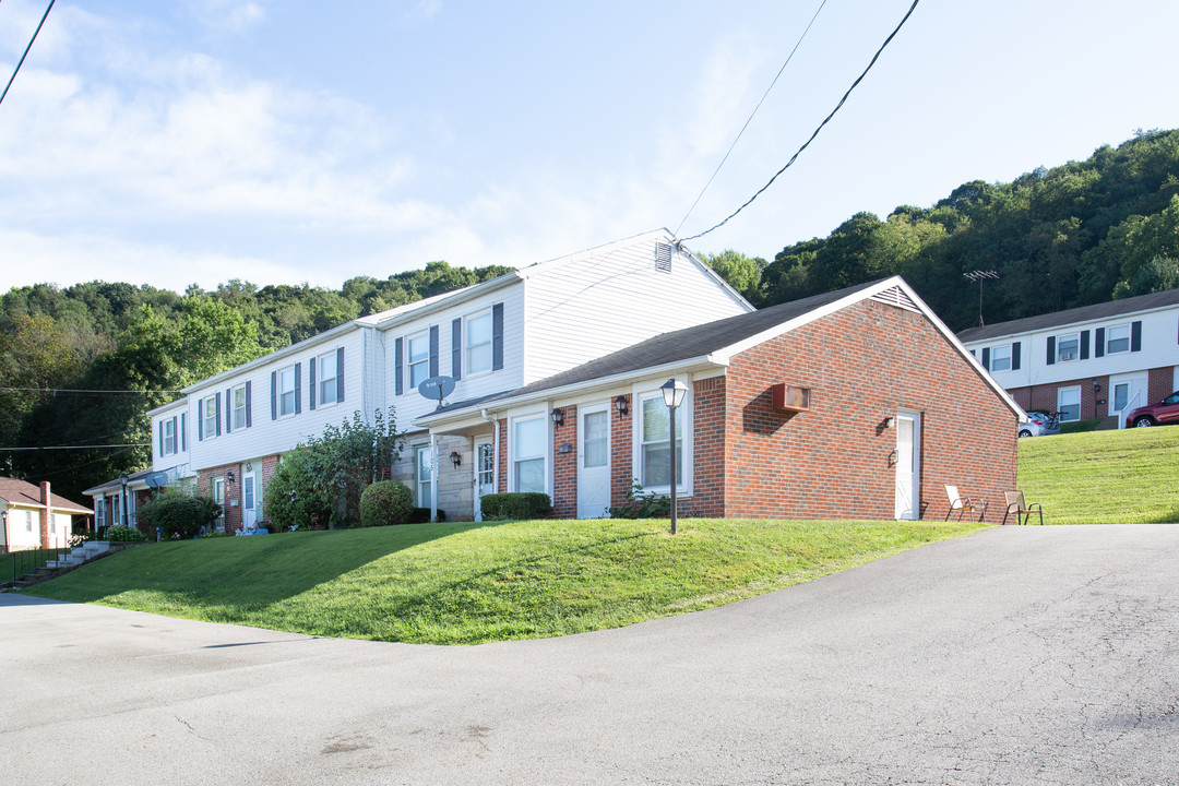 901 Vine St in West Newton, PA - Foto de edificio
